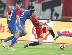 重庆斯威足球队在比赛中表现抢眼